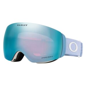 Vista diagonal de la máscara Oakley Flight Deck M Stonewash Ash / Prizm Sapphire mostrando el marco gris mate y la lente azul.